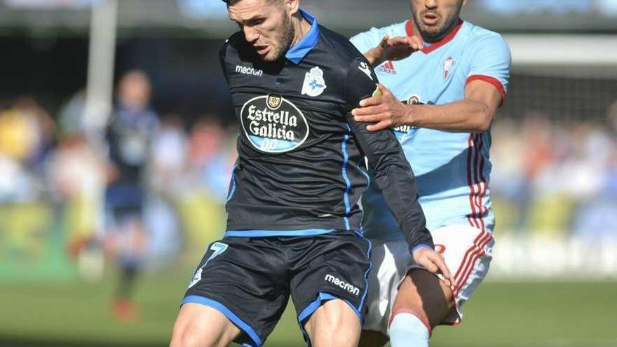 Lucas pugna con Cabral el sábado en el partido ante el Celta.