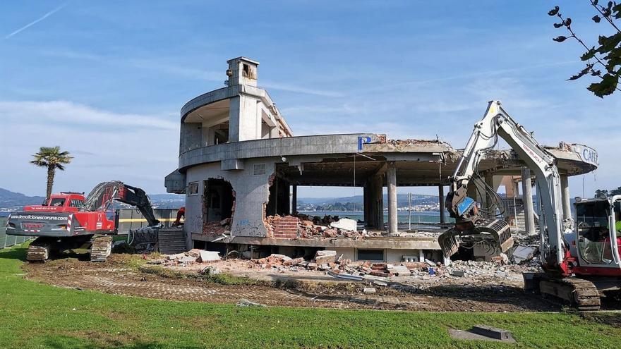 Obras de derribo de El Náutico de Sada. |   // CARLOS PARDELLAS