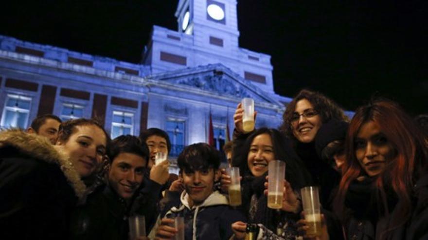 La Puerta de Sol, abarrotada de gente, para recibir el nuevo año