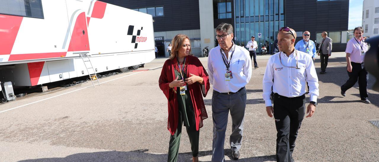 Arturo Aliaga, presidente del consejo de administración de Motorland, en el centro, junto a Mayte Pérez y Santiago Abad, en el circuito.