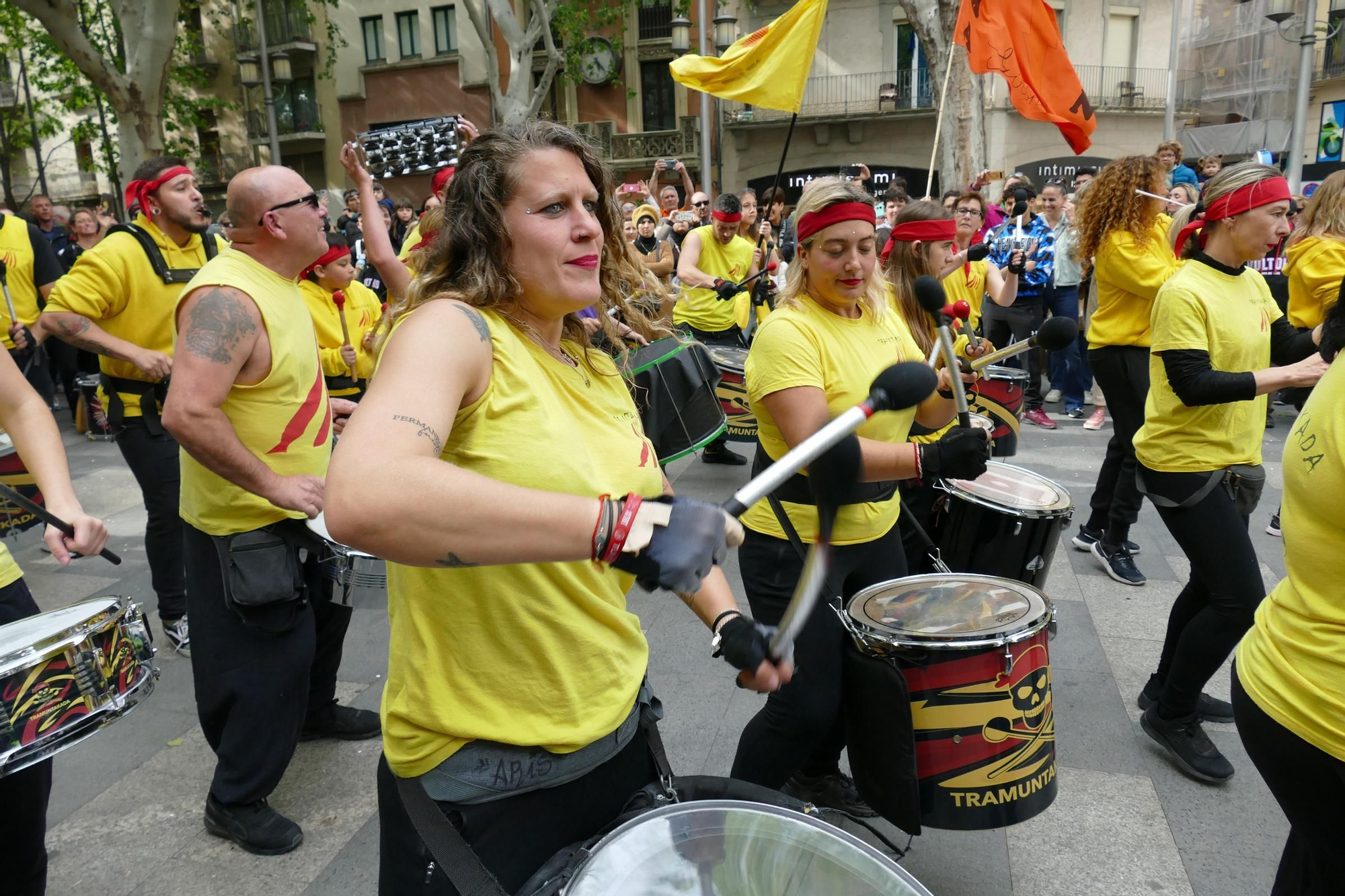 Figueres ressona amb una gran batucada de Santa Creu