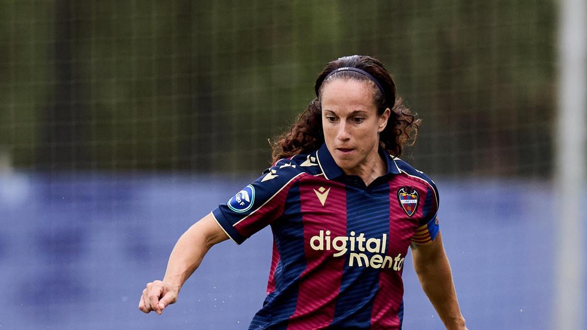 María de Alharilla, capitana del Levante UD, con la pelota frente al Sevilla