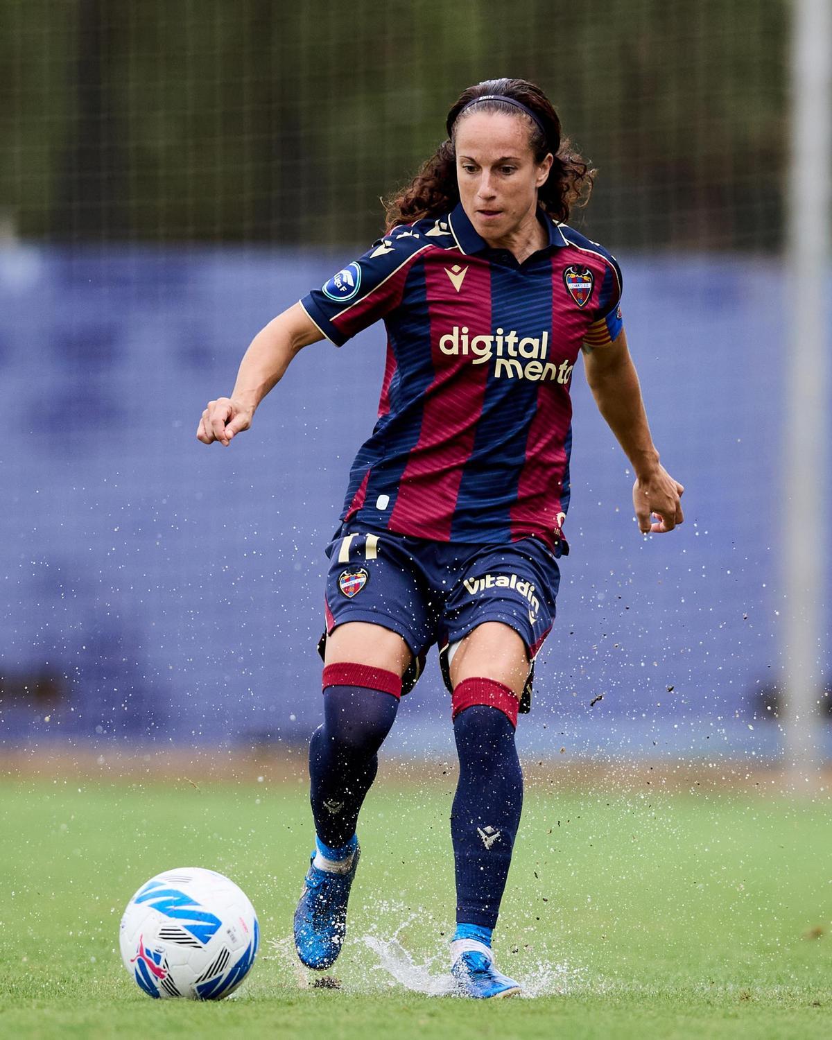 María de Alharilla, capitana del Levante UD, con la pelota frente al Sevilla