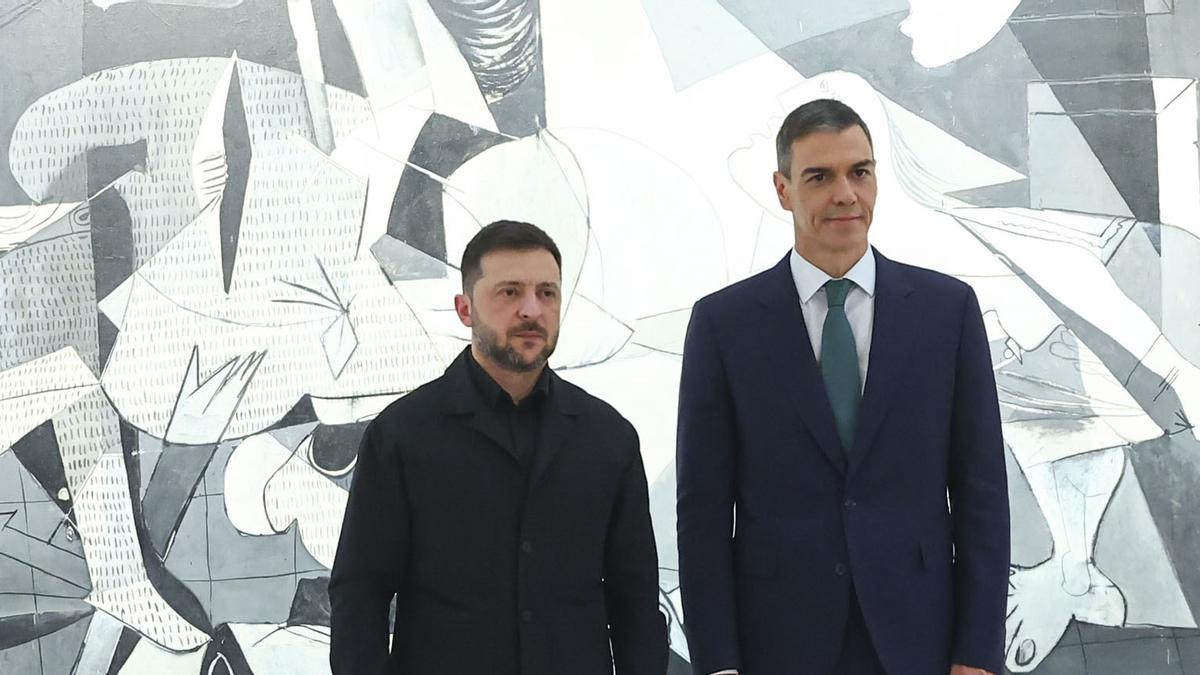 Im Museum Reina Sofía im Zentrum Madrids schauten sich Selenskyj und Sánchez gemeinsam das legendäre Antikriegs-Gemälde «Guernica» von Pablo Picasso an.