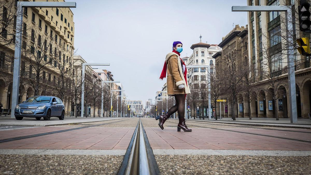 Una mujer cruzando por el paseo Independencia de Zaragoza en la pandemia.