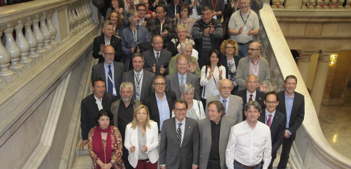 La foto de grup, amb l’alcalde de Moià a primera fila, el dia que el Parlament a aprovar la creació de la comarca del Moianès | MIREIA ARSO/ARXIU