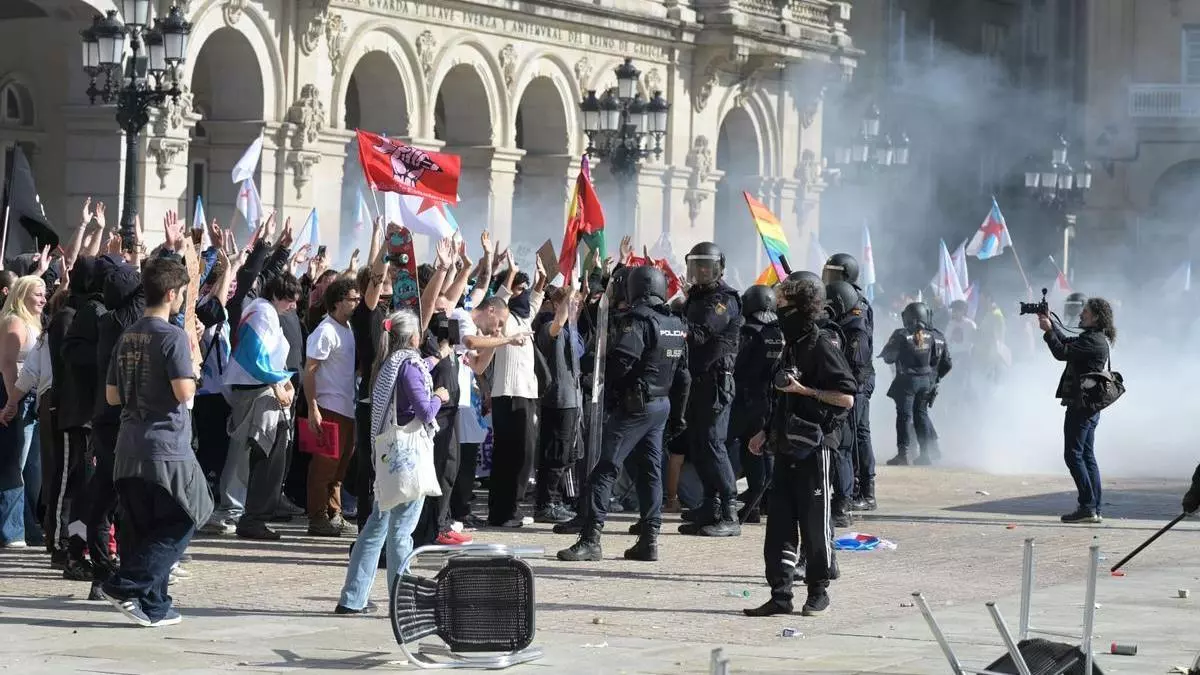 Lanzamiento de piedras, varios heridos y cargas policiales en la movilización "antifascista" en María Pita ante la visita de Santiago Abascal a A Coruña