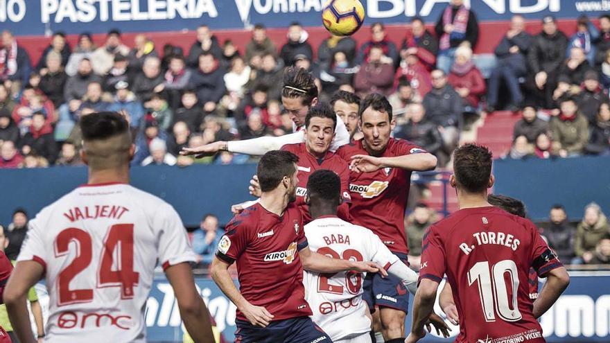 Disputa aÃ©rea del balÃ³n entre los dos equipos.