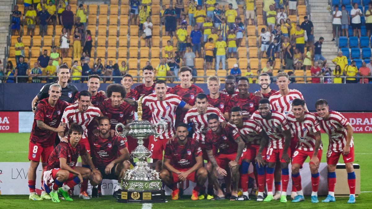 Los jugadores del Atlético de Madrid levantan el Trofeo Ramón de Carranza.