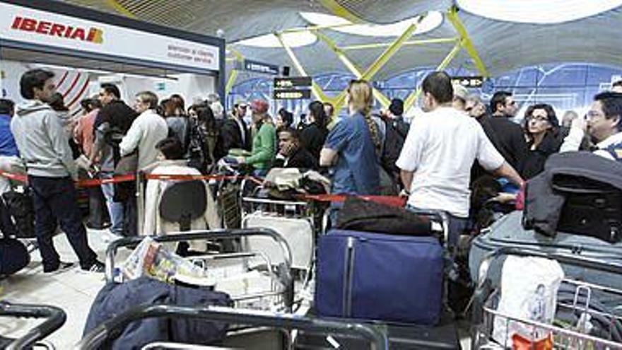 Miles de pasajeros siguen esperando en el aeropuerto de Barajas, que opera hoy en dos de sus cuatro pistas y tiene programados 985 vuelos a lo largo de la jornada, la salida de sus aviones, muchos de los cuales fueron cancelados ayer tras ser suspendidas las operaciones durante cinco horas por la nieve.