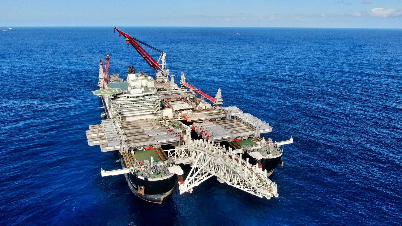 Pioneering Spirit, el buque más grande del mundo, cambia su tripulación en el Puerto de Las Palmas