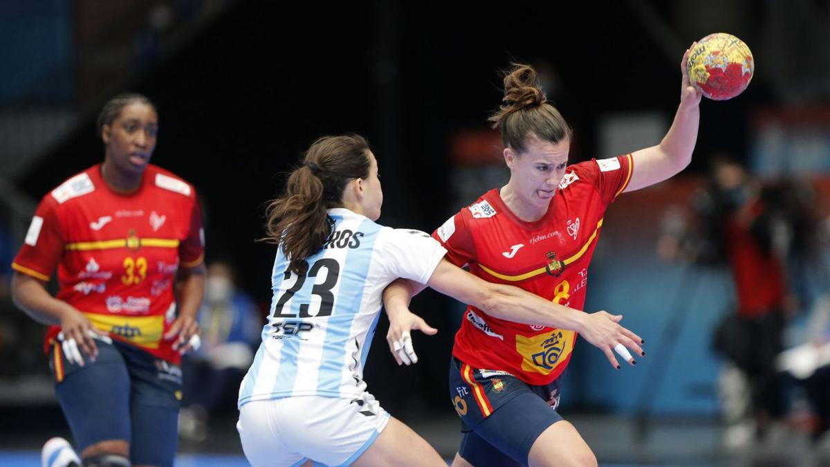 Silvia Arderius se lleva un balón ante una defensora de Argentina. | M.LORENZO/EFE