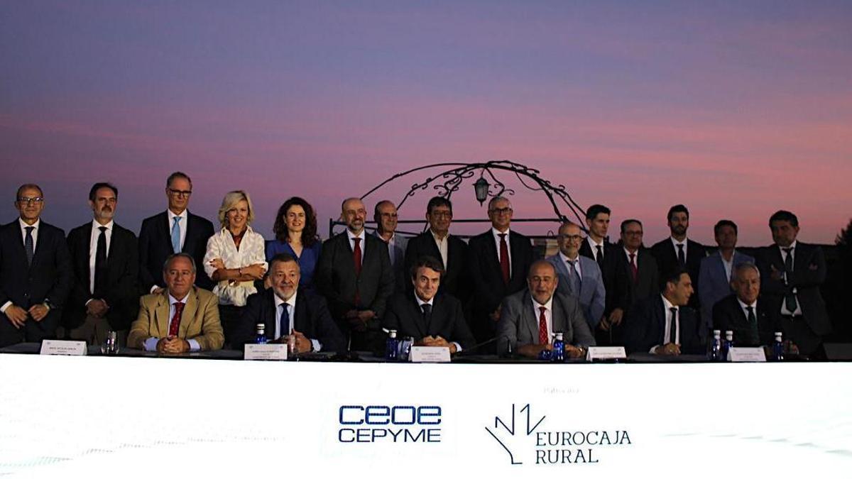 Foto de familia de la Asamblea General de la Confederación de Empresarios de Cuenca.