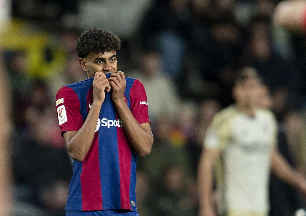 Lamine Yamal es lamenta d’una ocasió perduda del Barça, ahir a Montjuïc contra el Granada. | JORDI COTRINA