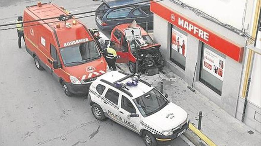 Fallece un hombre de 42 años al chocar con su coche en el casco urbano