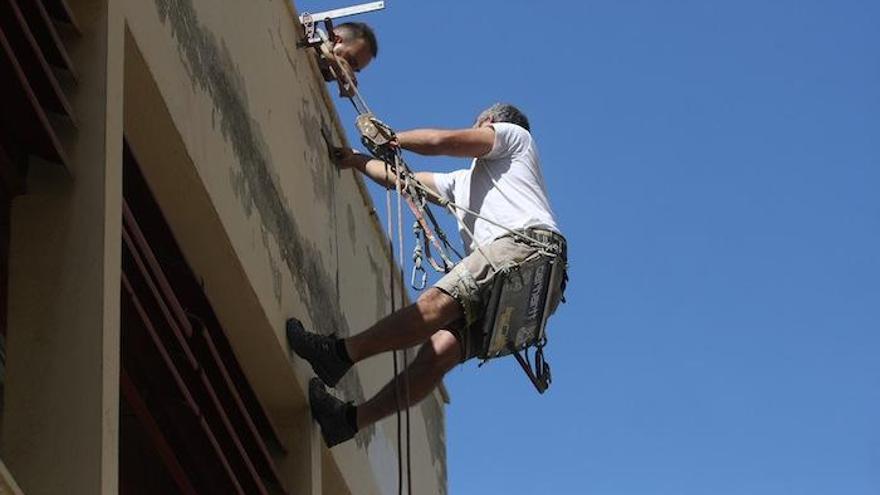 Un trabajador en plena faena.