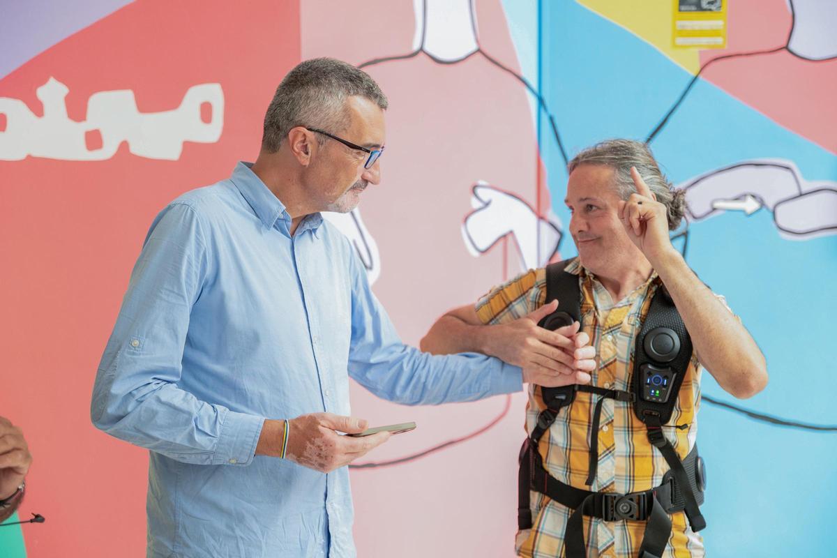 Marci Acuña entrega un chaleco vibrador para que personas sordas puedan sentir la música en Lanzarote.