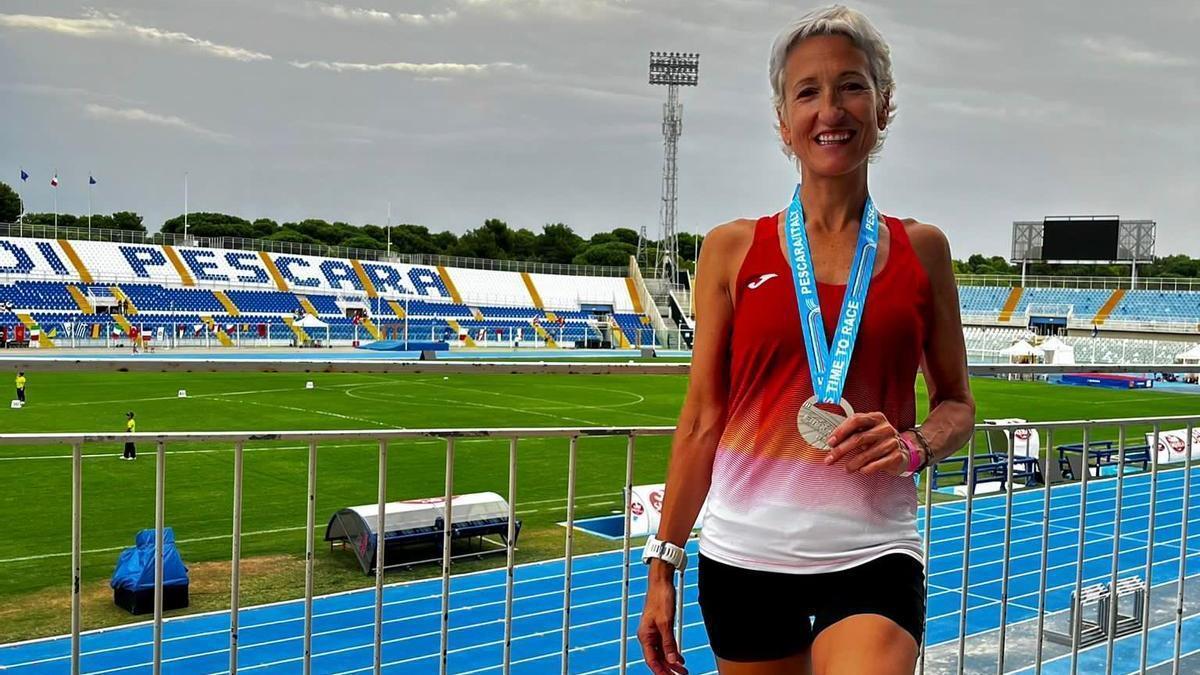 Maite Marzo mostra la medalla d’argent a l’estadi de Pescara