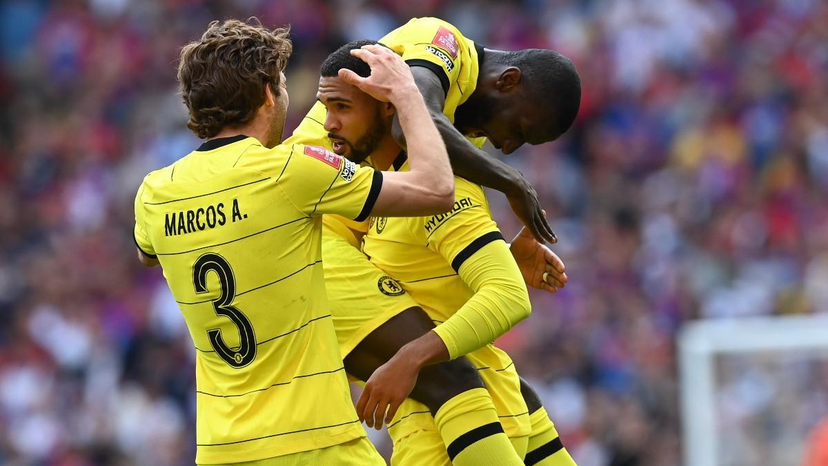 Marco Alonso y Rüdiger felicitando a Loftus-Cheek por su primer gol