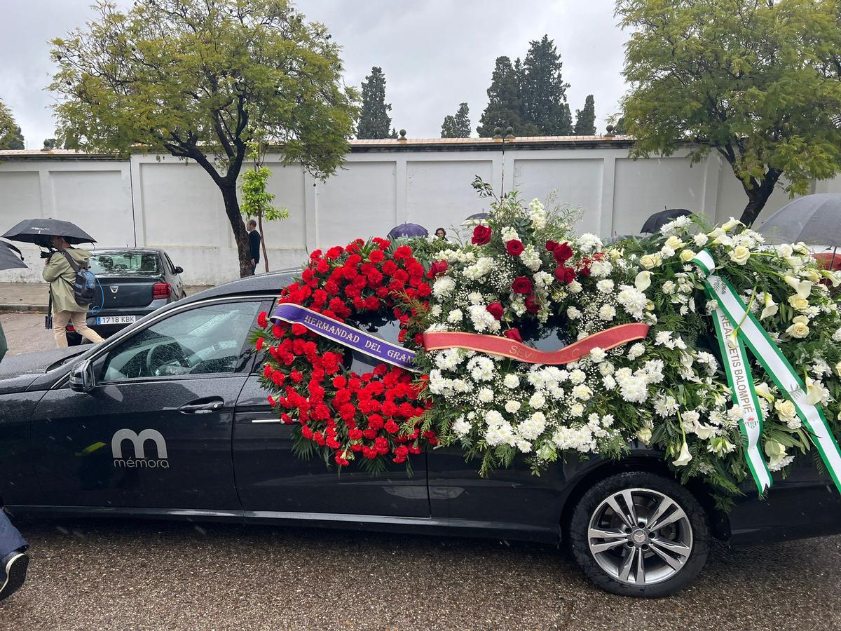 El coche fúnebre que transporta el féretro de Manuel Ruiz de Lopera
