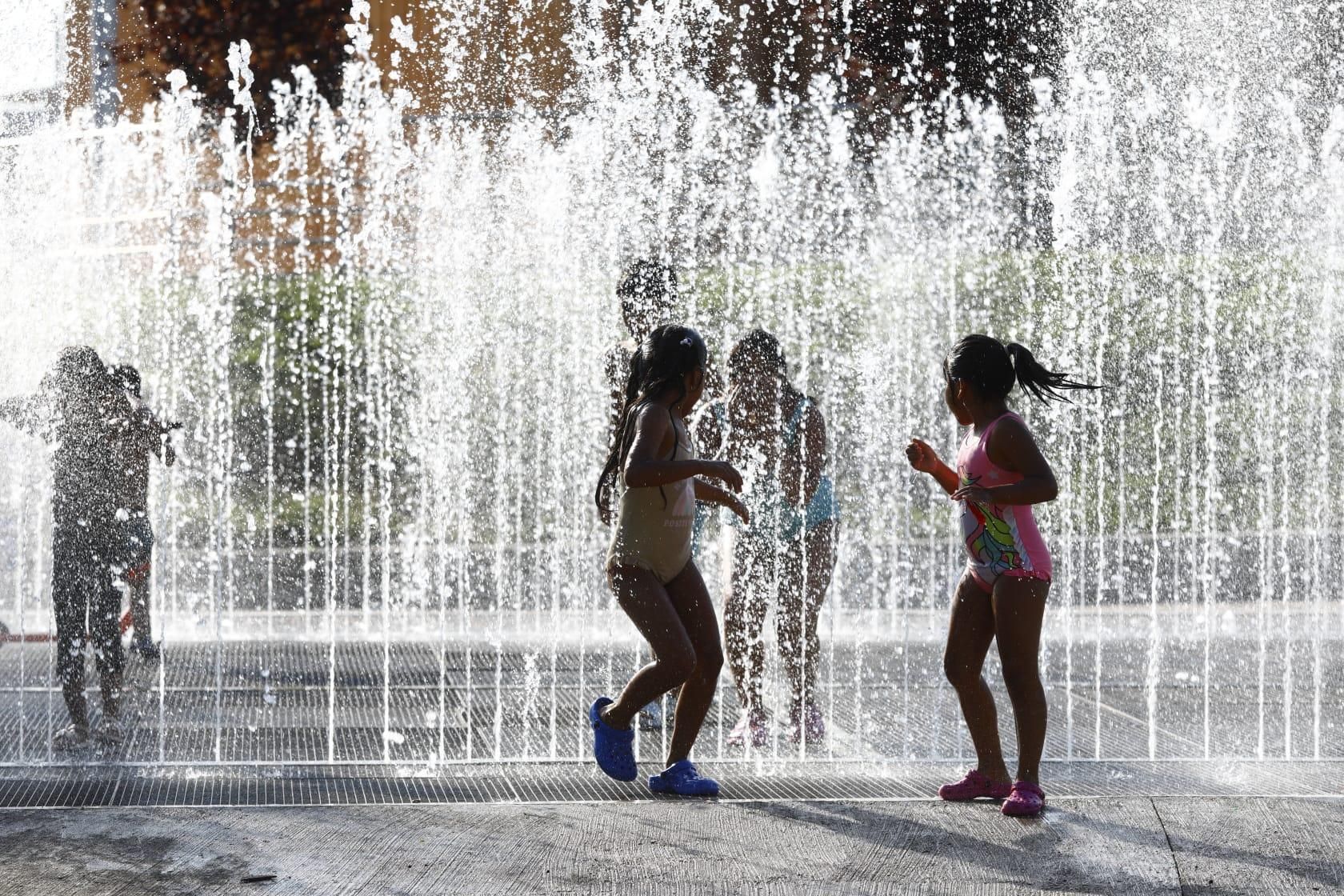 En imágenes I Los zaragozanos combaten en calor en las piscinas y en las fuentes