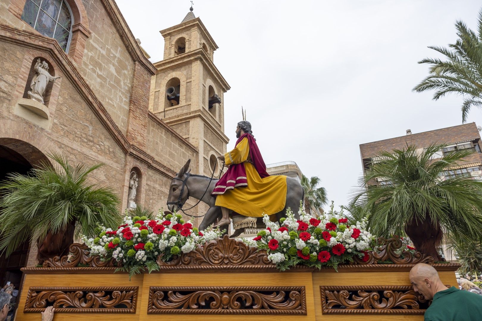 Bendición y procesión de Las Palmas en Torrevieja de Domingo de Ramos en la Semana Santa 2024