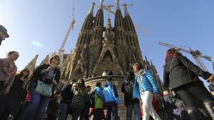 Colas y turistas frente el templo de la Sagrada Familia.