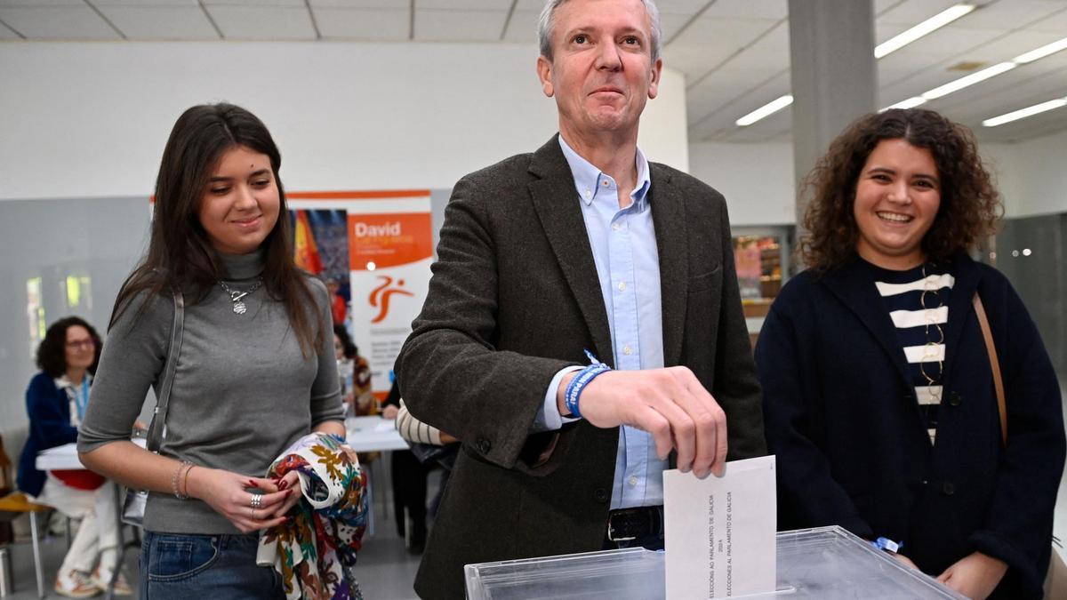 El candidato del Partido Popular (PP), Alfonso Rueda, emite su voto en Pontevedra, el 18 de febrero de 2024, durante las elecciones en Galicia.