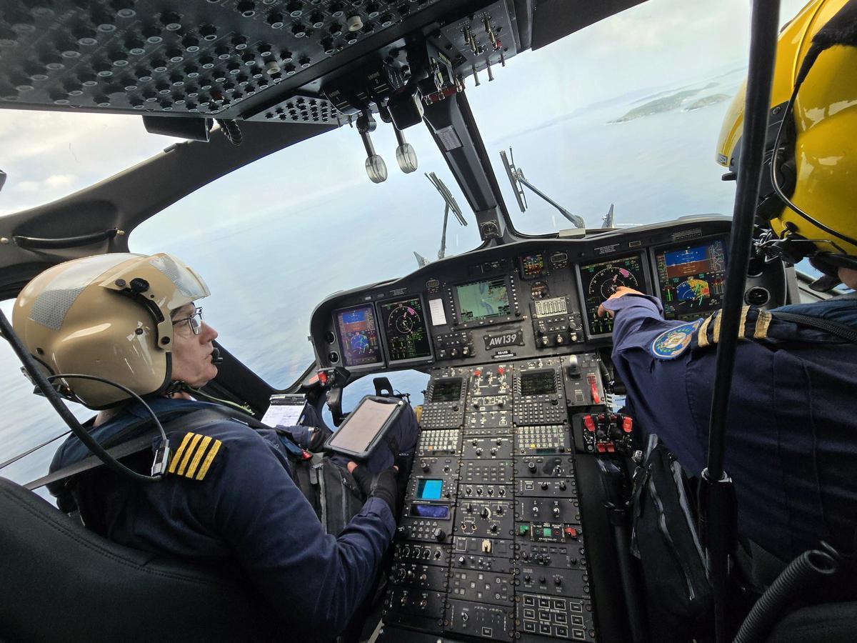 Un día en el «Pesca 1», el helicóptero de Gardacostas de Galicia