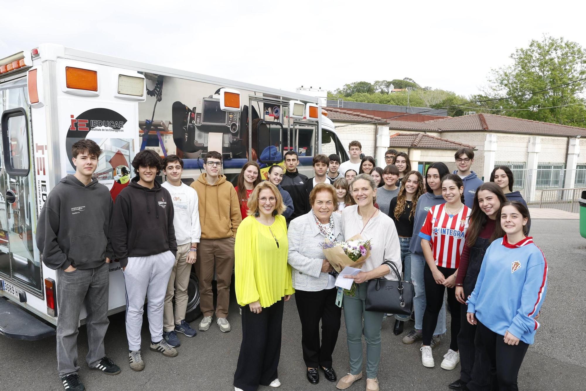 El homenaje en La Corolla a la primera conductora de ambulancias en Asturias, en imágenes