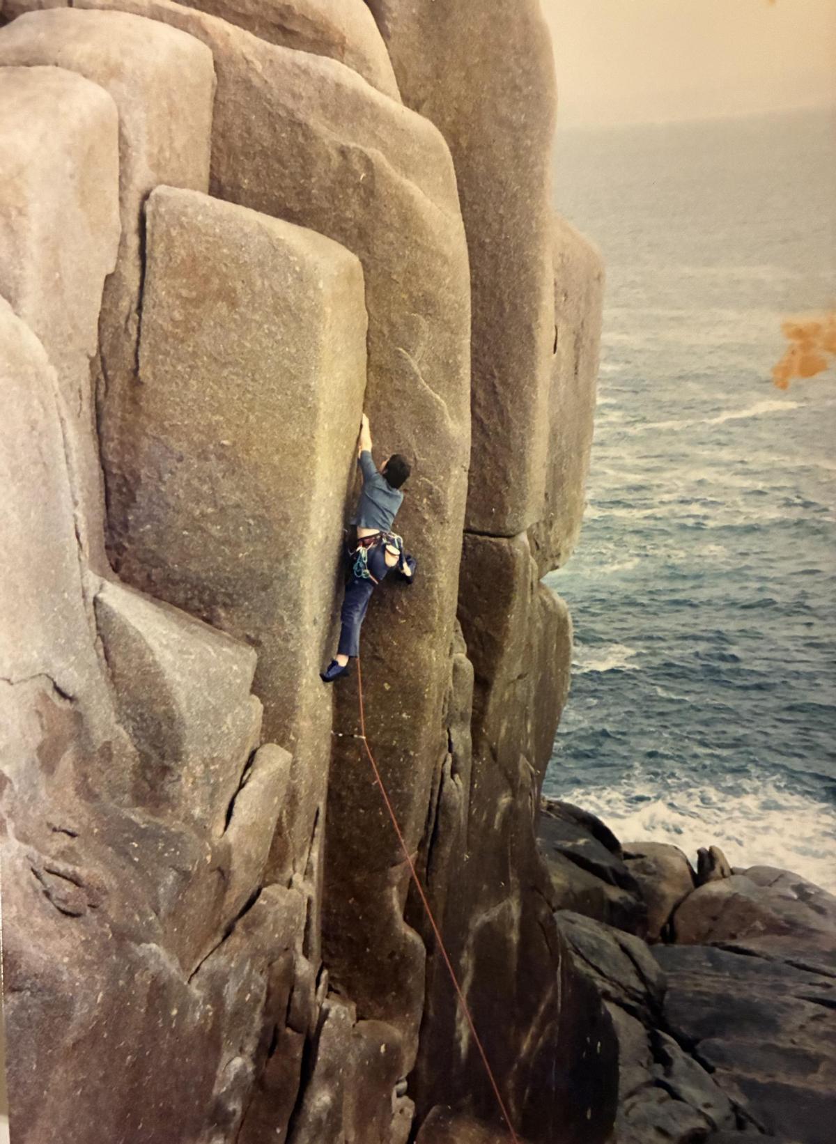 Julia Méndez, escalando en la costa de Ferrol