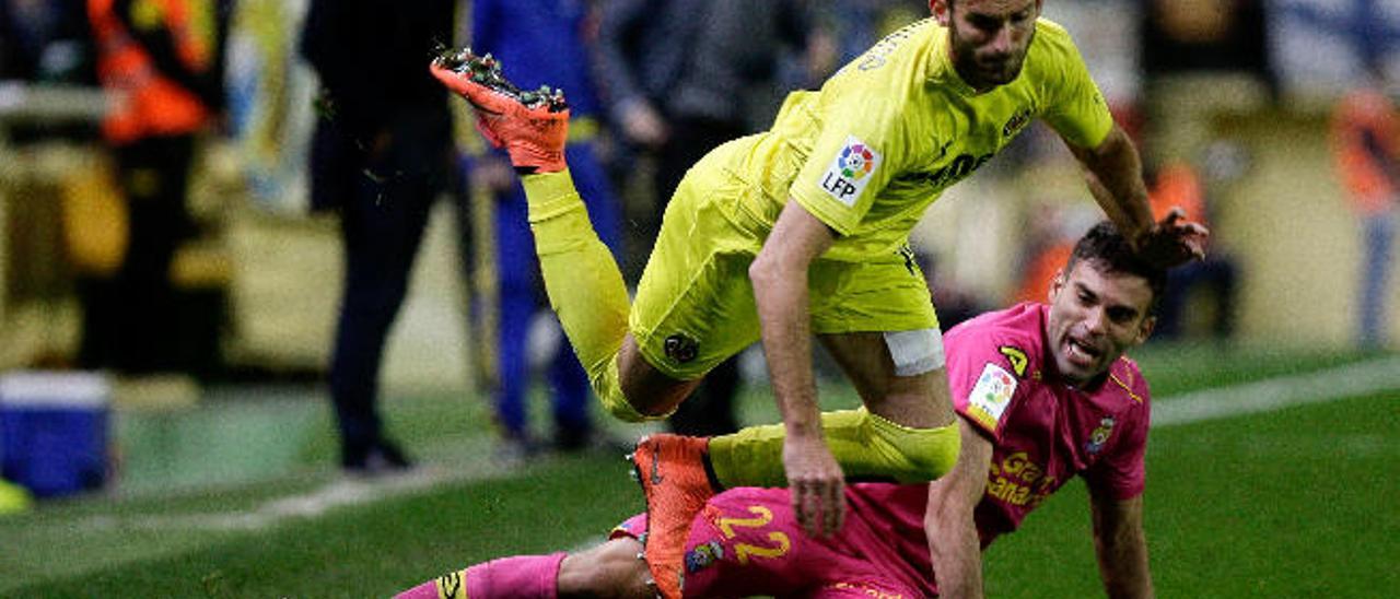 El lateral zurdo de la UD Garrido aborta el avance de Baptistao.