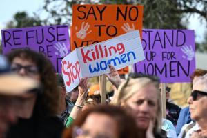 Mujeres protestan contra la violencia de género en Canberra