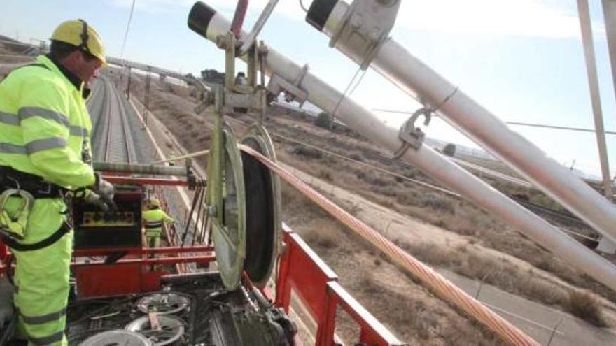 Un grupo de operarios colocaba ayer la catenaria para mover el AVE entre Alicante y Albacete en un tramo en el Medio Vinalopó.