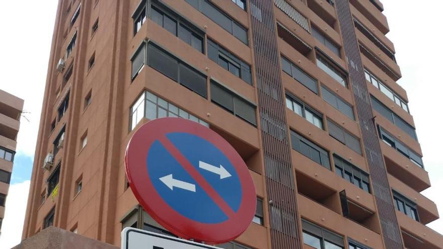 Una señal de aparcamiento de patinetes en la playa de La Malagueta este lunes.