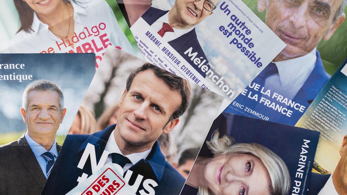 Documentos electorales de candidatos presidenciales franceses como Emmanuel Macron y Marine Le Pen.