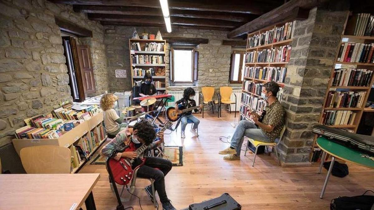 La iniciativa del músico Daniel Escolano, Ara River Band, ofrece formación musical infantil en la Biblioteca de Fiscal ante la falta de formación y recursos en los pueblos de Aragón.
