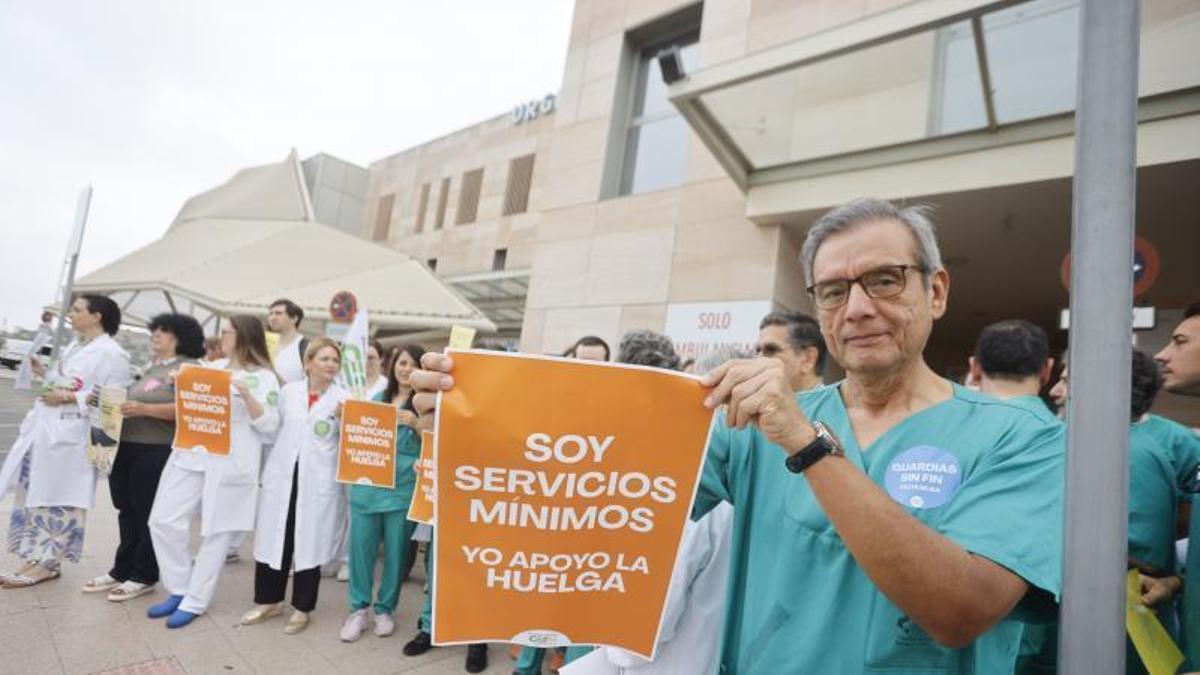 Concentración de médicos durante una de las jornadas de huelga en el Hospital Santa Lucía.