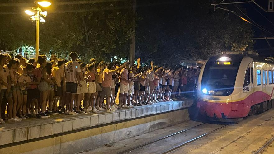 Much 2022: Miles de jóvenes tirados en Sineu por falta de trenes de refuerzo