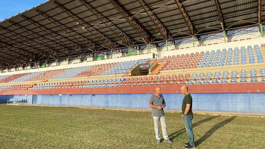 400 kilos de semillas para renovar el césped del estadio Luis Suñer