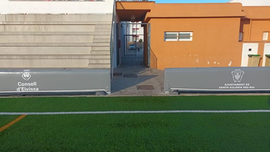 El campo de fútbol de es Puig d’en Valls estrena las primeras protecciones para evitar lesiones graves en Ibiza