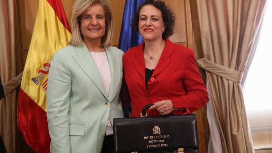 Magdalena Valerio, con Fátima Báñez, tras recibir la cartera del Ministerio de Trabajo.