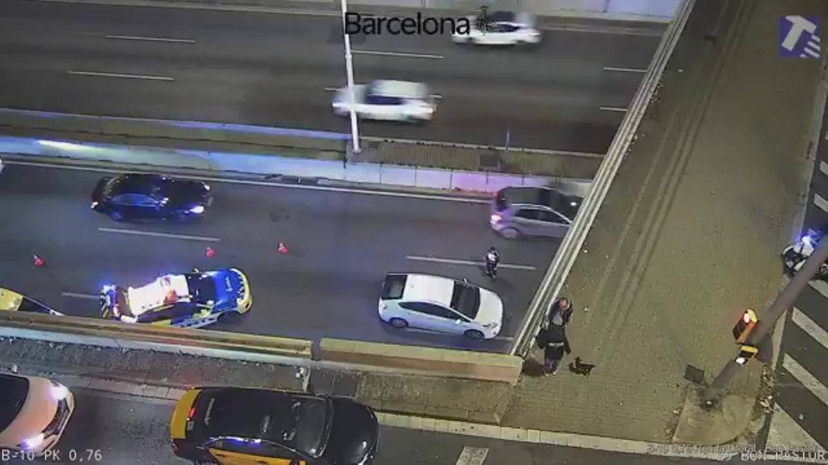 Vídeo | Un accidente en Bon Pastor corta dos carriles de la Ronda Litoral y provoca importantes retenciones en Barcelona