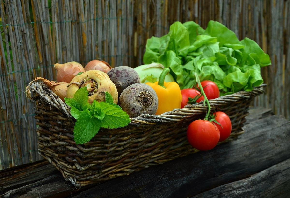 Una cesta de vegetales.