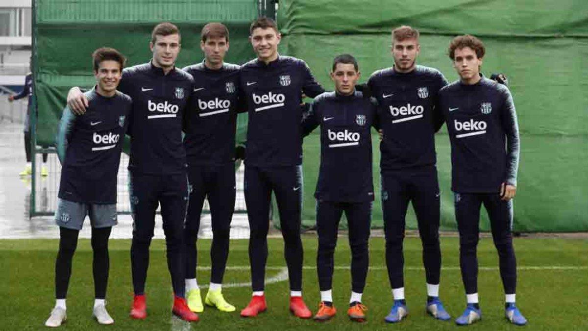 Los jugadores del filial y Jandro, del Juvenil, que han participado en el entrenamiento del Barcelona
