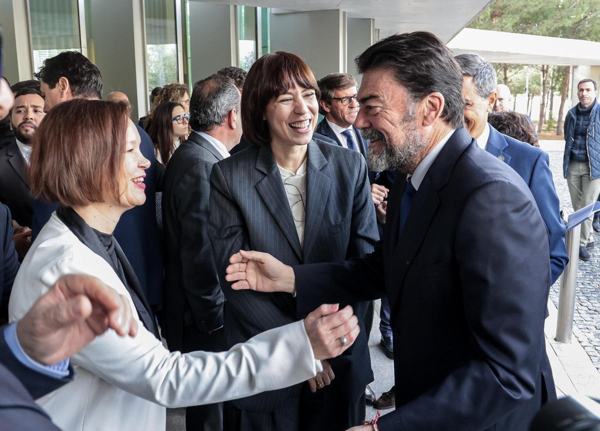 Saludos y sonrisas entre Leire Pajín, Diana Morant y Luis Barcala.
