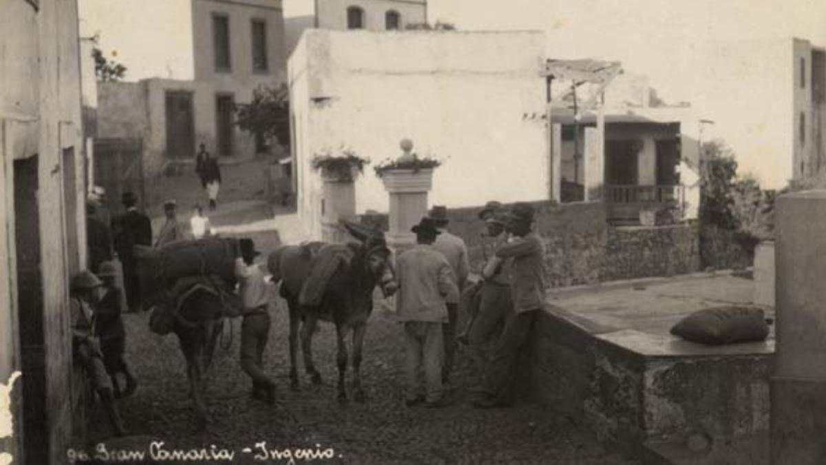 Un grupo de vecinos en una calle del pueblo de Ingenio en 1927.