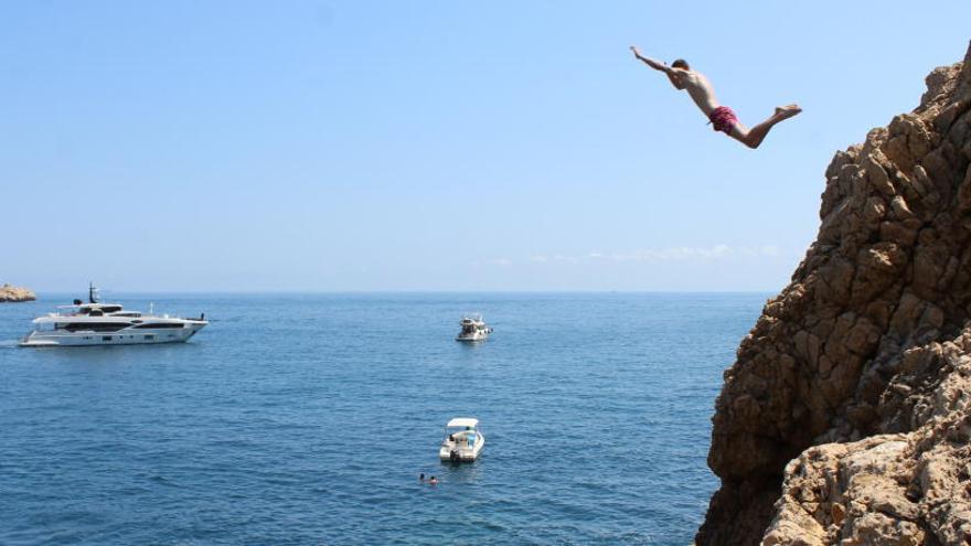 La imparable moda de los saltos en el acantilado de Xàbia