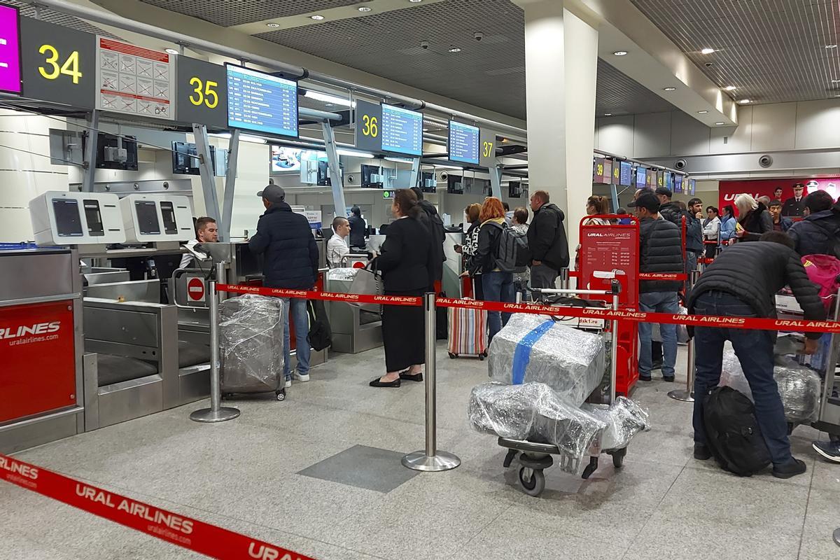 Colas en el mostrador de facturación del aeropuerto de Domodédovo en Moscú, Rusia. Los rusos que buscaban hoy billetes de avión para salir de Rusia se han encontrado con que no había ya billetes con destino a Estambul, Ereván o Bakú u otros destinos que no piden visado, coincidiendo con el anuncio del presidente Vladímir Putin de una movilización parcial. EFE/ Fernando Salcines