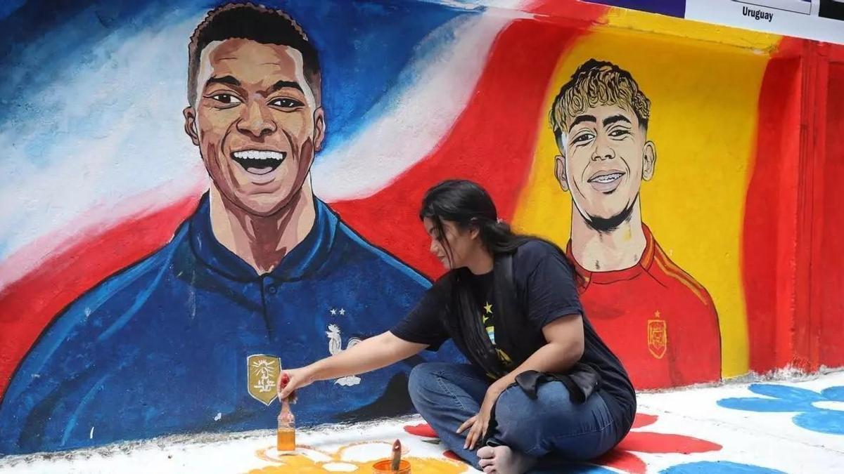 Un mural con las caras de Mbappé y Lamine, las estrellas de las dos selecciones